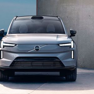 Die bekannte Volvo-Lichtsignatur findet sich in schlankerer Form auch in der neuen Modellgeneration wieder.(Bild:  Volvo)