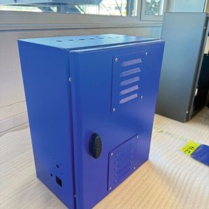 Die Stärke von Elcase ist massgeschneiderte Bearbeitung von Schaltschränken und Elektrogehäusen nach kundenspezifischen Wünschen.(Bild:  Elcase)
