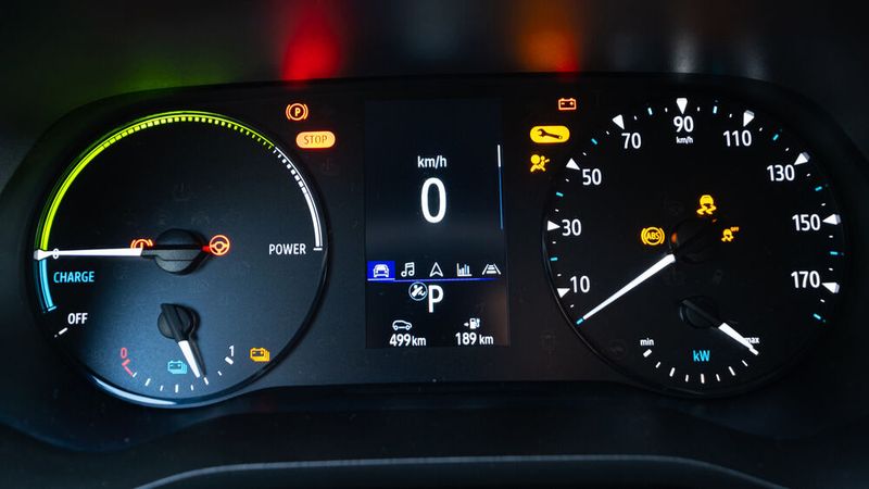 Die linke Rundinstrument-Anzeige informiert über den Momentverbrauch und Rekuperation. (Bild: Renault)