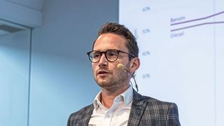 Unter der Leitung von Prof. Dr. Benedikt Maier arbeitet das Institut für Automobilwirtschaft an einer praktikablen Lösung für die Nachhaltigkeitsberichterstattung im Rahmen der CSRD-Richtlinie. Dieses komplexe Thema wird ab 2024 für viele große Automobilhändler verpflichtend. (Bild: Stefan Bausewein)