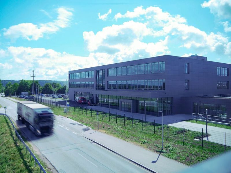 Am Hirschvogel-Stammsitz in Denklingen (Bild) sollen etwa 220 Stellen wegfallen. (Bild:  Hirschvogel Holding)