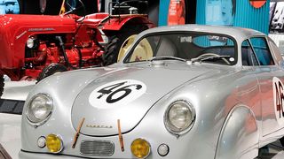 Der Porsche 356 seht beispielhaft für die Oldtimerbranche: Perlen des Automobilbaus werden oft aufwändig in ihren Urzustand versetzt. (Porsche)