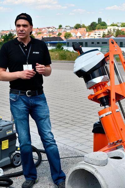 Auch Kernbohr-Spezialist Gölz, hier vertreten durch den Verkäufer Mike Jansen, vertraut auf die professionelle Akkutechnik von Allpro. (Bild: Maienschein)