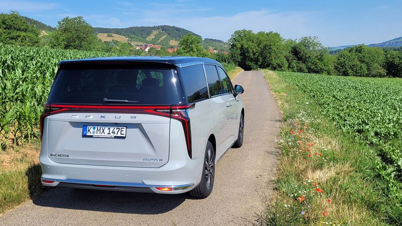 Den Antrieb übernimmt ein 180 kW starker E-Motor an der Vorderachse. (Bild: Wehner - VCG)