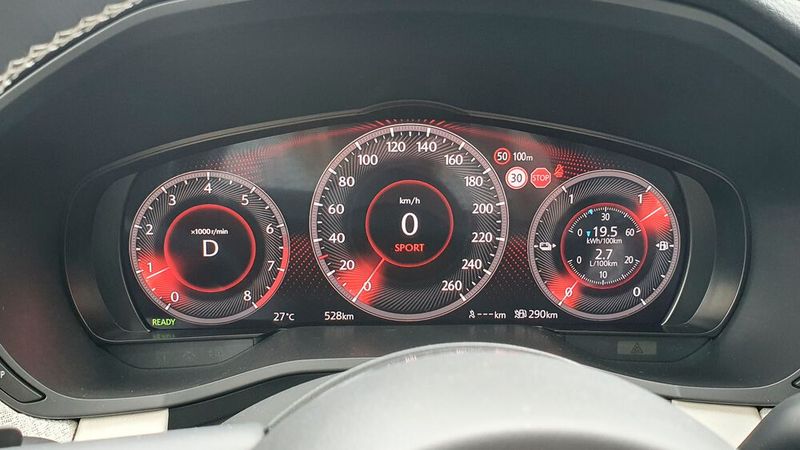 Der CX-60 bietet insgesamt fünf verschiedene Fahrmodi. Im Fahrmodus Sport wechselt die Farbe im digitalen Cockpit auf Rot. (Bild: Mauritz –»kfz-betrieb«)