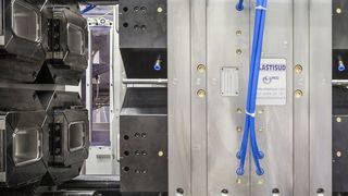 Premiere von Netstal auf der Fakuma: Unter einen Hut gebracht hat der Aussteller das Spritzprägeverfahren und die Technik des 4+4-Etagenwerkzeugs. Das Spezialisten-Trio aus Netstal, Plastisud und Machines Pagès haben diese Herausforderung nach nur zwei Jahren gemeistert, wie der Aussteller berichtet. (Bild: Netstal)