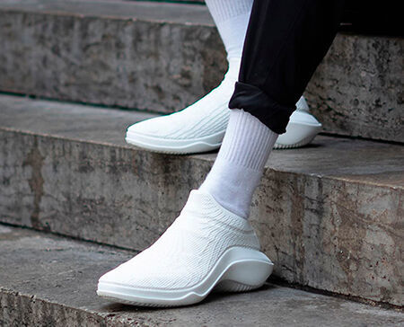 Zero ist ein voll funktionsfähiger maßgefertigter 3D-gedruckter Sneaker, der auf Fußscans basiert. Der gesamte Schuh wurde in einem Arbeitsgang gedruckt, so dass keine Näh- oder Klebevorgänge erforderlich sind. Sohle, Zwischensohle und Schaft - alles in einem Druck und aus einem Material. (Purmundus Challenge)