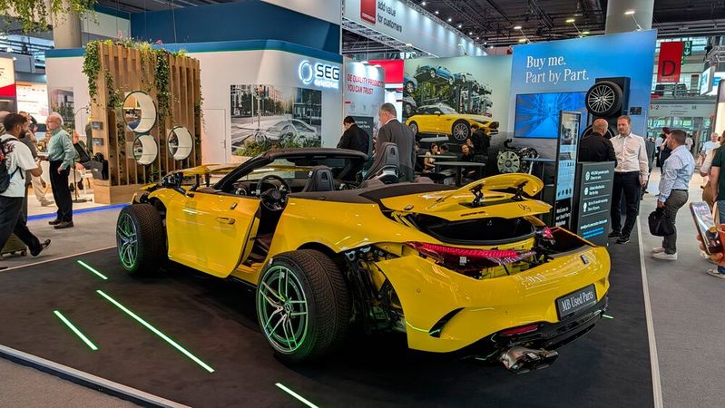 Mercedes-Benz hat die Vielfalt seines Gebrauchtteileangebots auf der Automechanika mit diesem „Transformer“-Auto versinnbildlicht.(Bild:  Rosenow – VCG)