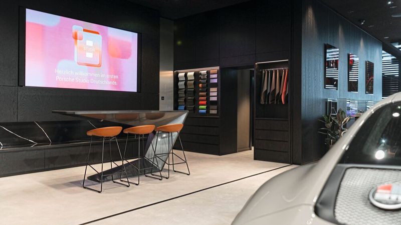 In der Fitting Lounge können Kunden, ähnlich wie im Porsche-Zentrum, Materialien rund um die Gestaltung von Fahrzeugen unter die Lupe nehmen. (Bild: Porsche AG)
