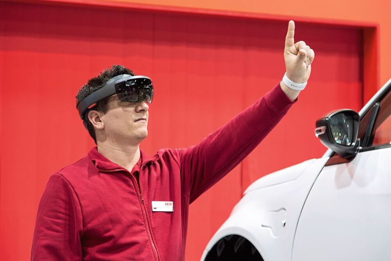 Der Mensch dirigiert die Wertschöpfung, während Assistenten die Logistik übernehmen. (Bild: SEW-Eurodrive)