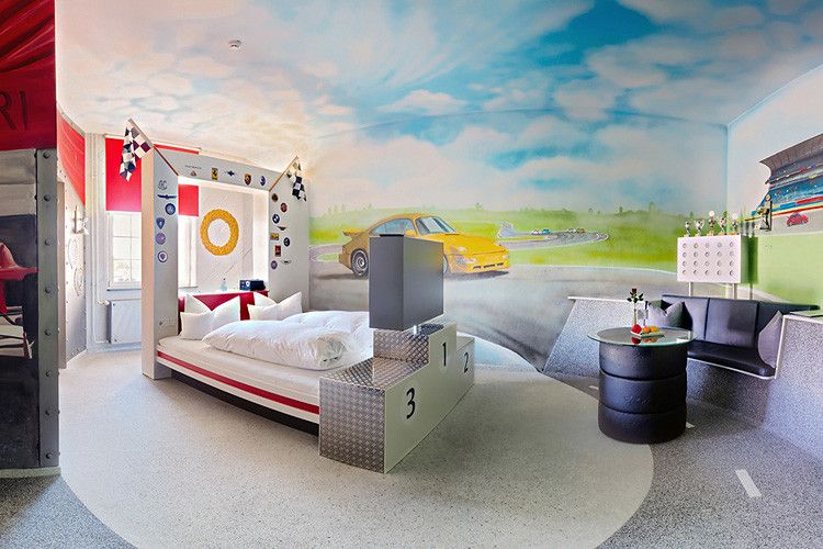 Für 175 Euro pro Nacht erhält man an der Rezeption zum Beispiel den Schlüssel für das Rennsport-Zimmer mit Siegertreppchen. (Foto: V8 Hotel/Frank Hoppe)