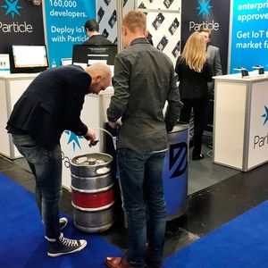  Datacake   Am Stand des US-Partners Particle beheimatet war Datacake, die Anlaufstelle für alle durstigen Messebesucher. Mit ihrem intelligenten Zapfhahn, der mit speziellen Sensoren ausgestattet wurde, bescherte das Unternehmen in einer der härtesten Testumgebungen der Welt – dem Münchner Oktoberfest – dem im Brauhandwerk tätigen Partner eine Ausfallzeit von 0 % über einen Zeitraum von 17 Tagen hinweg.   Mehr Informationen unter  www.datacake.de   (Bild:  Vogel Communications Group)