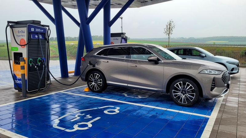 10. Die Ladeleistung: Am Schnellader tankt der Wey 05 Strom mit 50 kW. Damit ist die 39-kWh-Batterie in weniger als einer Stunde von 0 auf 80 Prozent geladen. Perfekt für den Schnellader auf dem Baumarkt-Parkplatz – wenn es davon bloß mehr gäbe. Mit der Entriegelung für den Ladestecker haben wir jedoch so unsere Kämpfe ausgefochten – und meist verloren. Man sollte also wissen, wo die Notentriegelung zu finden ist. (Bild: Wehner - VCG)