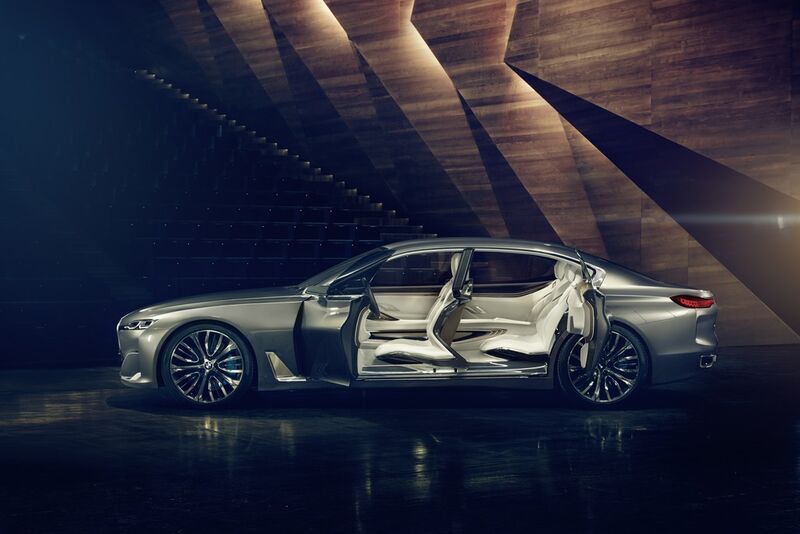 Der „Vision Future Luxury“ ist an Front und Heck deutlich sportlicher ausgelegt als die Konkurrenten Audi A8 und Mercedes S-Klasse. (Foto: BMW)