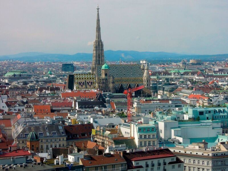 In der Mercer-Studie zur Lebensqualität konnte Wien eine Top-Position erreichen. 2014 wurde die Smart-City-Wien-Rahmenstrategie ins Leben gerufen, die der Verbesserung der Lebensqualität und der Energieeffizienz Priorität einräumt. Die Stadt experimentiert mit dem Einsatz von Blockchain für Energieanwendungen. Bei der 