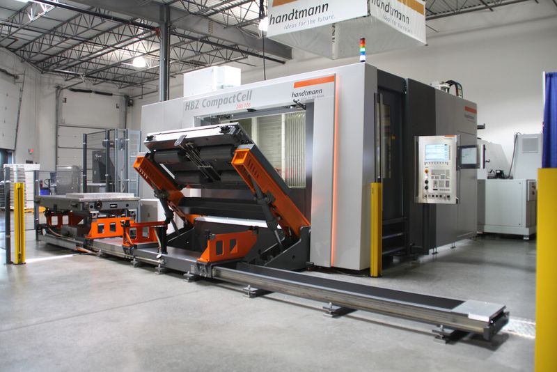 Zur deutlichen Reduzierung der Nebenzeiten kann die HBZ Compactcell mit einer schienengelagerten Palettenautomation aufgerüstet werden.  (Bild: Handtmann)