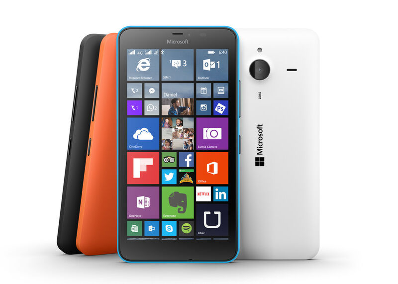 Das Lumia 640 von Microsoft erscheint in zwei Varianten: Als kleine 5-Zoll-Version und als XL-Version mit 5,7 Zoll. Beide haben eine HD-Auflösung, ein Quad-Core-Prozessor mit einer Taktung von 1,2 Gigahertz und 1 GB RAM, sowie 8 GB Speicher. Die XL-Version hat mit einer 13-MP-Haupt- und einer 5-MP-Frontkamera eine etwas bessere Ausstattung als die normale Variante (jeweils 8 MP und 1 MP). Auch der Akku des XL-Gerätes ist mit 3000 mAh um 500 mAh größer bemessen. (Bild: Microsoft)