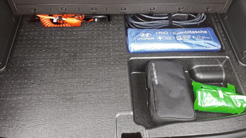 Da hat jemand mitgedacht: Die Fächer unterhalb der Kofferraumplatte nehmen diversen „Kleinkram“ auf. Vor allem aber die Ladekabel des Plug-in-Hybrids. Der Kofferraum selbst fällt mit 558 (1.721) Litern groß aus und ist aufgrund des wie beim Testwagen verbauten Allradantriebs einige wenige Liter kleiner als beim Frontantriebler. (Bild: Dominsky – VCG)