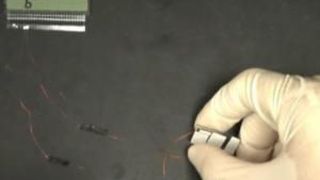 Nanogenerator: LCD-Anzeige leuchtet dank Fingerdruck  (Bild: Georgia Tech/Zhong Lin Wang)