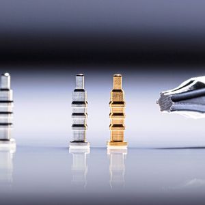 Die fertigen Bauteile – Steckverbindungen für ein Drehteil aus der Elektronikbranche: links nach der Fertigung  und rechts vergoldet. Der abgebildete Torx Z7PL dient als  Größenvergleich.(Bild:  Horn/Sauermann)