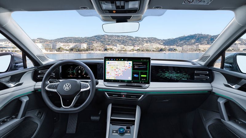 Trotz der vielen Funktionen und wenigen Tasten lässt sich der Tiguan ganz intuitiv bedienen. (Bild: VW)