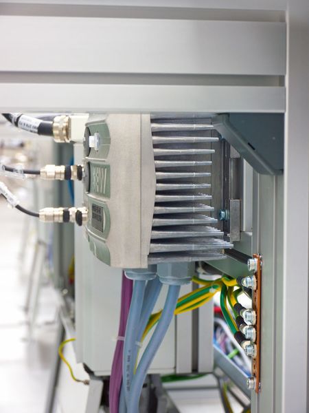 Feldverteiler von SEW-Eurodrive speisen die Drehstrommotoren an den Förderstrecken. Diese einfache und robuste, dezentrale Lösung entspricht genau den Erfordernissen von Minitec. (SEW-Eurodrive)