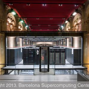 MareNostrum (lateinisch für „unser Meer“, eine alte Bezeichnung für das Mittelmeer) ist ein Supercomputer an der Universitat Politècnica de Catalunya in Barcelona. Der IBM-Cluster ist in eine säkularisierte Kapelle eingebaut und von hohen Glaswänden umgeben.(Bild:  Barcelona Supercomputing Center - BSC)