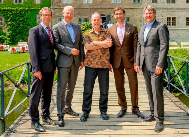 V.l.: Oberbürgermeister Klaus Mohrs (Stadt Wolfsburg), Michael Carl (2b AHEAD), Stephen Brobst (TERADATA), Sven Gabor Janszky (2b AHEAD), Dr. Frank Fabian (Wolfsburg AG) (Bild: Andreas Lander)