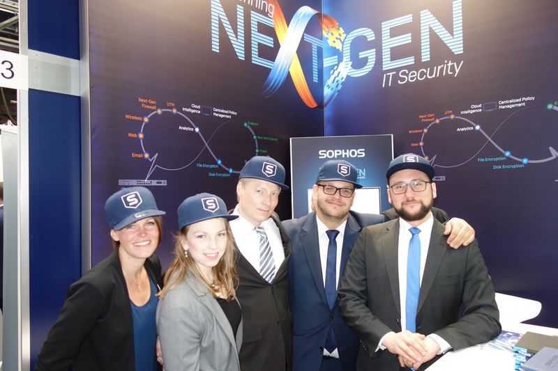 Das Superhero Sophos Team (v. l.) Yvonne Waledzik, Carolin Wagner, Sebastian Fiene, Alexander Baudson und Christooph Riese. (Bild: IT-BUSINESS)