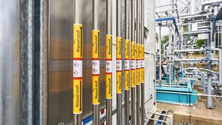 Das Bild zeigt einen Elektrolyseur mit Wasserstoffzuleitungen zu den Speichereinheiten. (Bild: Quelle: Swen Gottschall/Zukunft Gas)