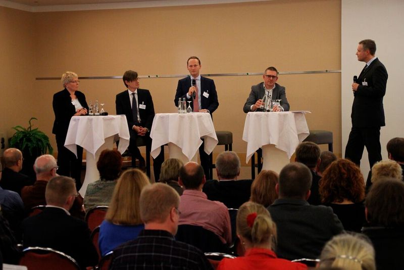 Eine der drei Podiumsdiskussionen: Auf dem Podium (v.l.n.r.) IG BCE-Gewerkschaftsvertreterin Iris Wolf, Prof.-Dr. Ing. Joachim Metternich (TU Darmstadt). Dr. Uwe Liebelt (BASF), Dr. Torsten Pötter (Bayer), Moderator Prof. Dr.-Ing. Chistopher Schlick (RWTH Aachen) (Bild: Acatech)