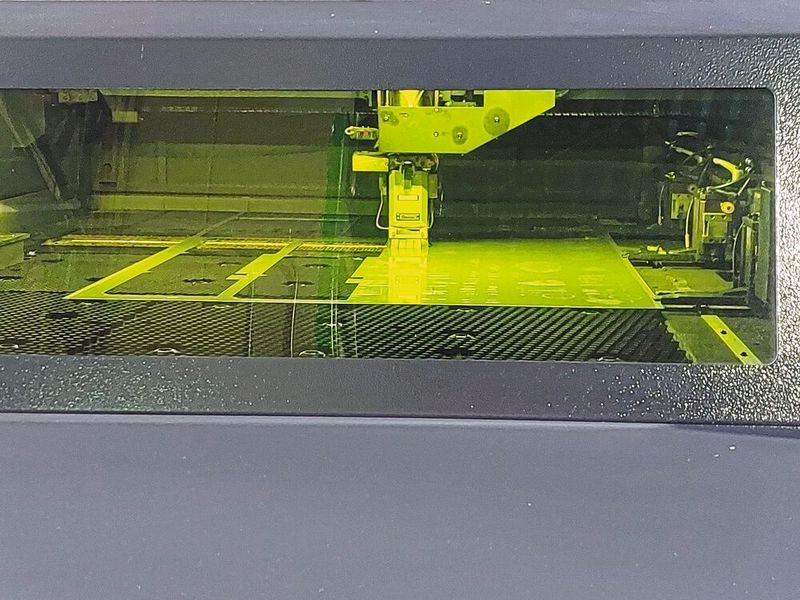 Impressionen von Kanto Seiko: Der mittelständische Auftragsfertiger setzt vollumfänglich auf einen Maschinenpark von Amada. Außerdem fertigt Kanto Seiko Maschineneinhausungen für Amada.  (Bild: VCG/Finus)