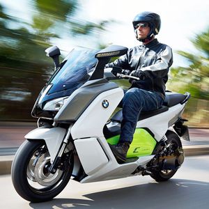 Der bis zu 120 km/h schnelle Scooter beschleunigt in 2,7 Sekunden von 0 auf 50 km/h. Während der Fahrt wird beim Bremsen Energie zurückgewonnen und in den Akku eingespeist.