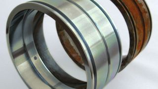 Das beschichtete Teil (vorn) weist auch nach Salzsprühnebeltest keine erkennbaren Korrosionsspuren auf. Das unbeschichtete Referenzteil (hinten) ist angerostet. (Bild: NKE)