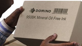 Mit der mineralölfreien Tinte 950BK von Domino müssen sich Verbraucher nicht mehr um gesundheitliche Risiken sorgen. (Bild: Domino Deutschland)