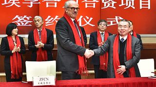 Wilhelm Rehm, Mitglied des Vorstandes von ZF Friedrichshafen (vorne links) und YangAn Guo, Vice Chairman of the Board Anhui Heli (vorne rechts) bei der Vertragsunterzeichnung des Joint-Ventures.  (ZF Friedrichshafen)