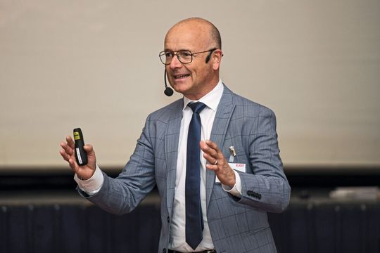 „Was sich die Ejot-Gruppe auf die Fahnen geschrieben hat, ist es allemal wert hier her zu kommen“, sagte der Meteorologe und Fernsehmoderator Karsten Schwanke zu Beginn seines Gastvortrags zum Thema „Klimawandel – Die Herausforderung für unsere Gesellschaft“. „Was sich die Ejot-Gruppe auf die Fahnen geschrieben hat, ist es allemal wert hier her zu kommen“, sagte der Meteorologe und Fernsehmoderator Karsten Schwanke zu Beginn seines Gastvortrags zum Thema „Klimawandel – Die Herausforderung für unsere Gesellschaft“.
