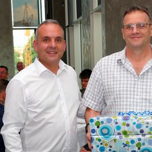 Obermeister Paulo Rodriguez ehrt Joachim Moser (r.) für seine langjährige Tätigkeit als stellvertretender Obermeister.  (Bild:  Sandra Bossenmaier)