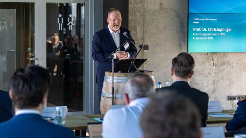 As part of a ceremonial conference on “whole-of-government defence and resilience”, Fraunhofer FKIE provided its first insights into research and innovation topics at its new institute site in Leipzig. Prof. Dr Christoph Igel, Deputy Director of Fraunhofer FKIE and network spokesperson for the Saxon research network “Innovation in Integrated Security and Sustainability” (I2SN), opened the conference.(Source:  Fraunhofer FKIE/Jörg Riethausen)
