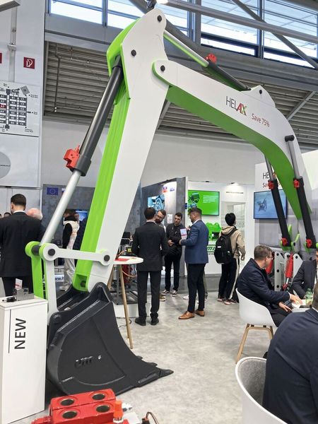 Rekuperation bei elektrischen Fahrantrieben können viele. Aber bei der Arbeitshydraulik? Am Stand von Bucher Hydraulics war auf der Messe ein elektrohydraulisches System zu sehen, dass Energie aus dem Baggerarm zurückgewinnt. Etwa 75 Prozent der Energie werden auf diese Weise im Vergleich zu einer normalen Arbeitshydraulik eingespart. Das Helax-System muss in Abstimmung mit dem OEM an die Maschine angepasst werden und basiert auf der AX-Axialkolbenpumpe, die ohne Einlaufzyklus aus dem Stand auf volle Leistung gehen kann. (Bild: dm/VCG)