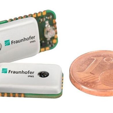 Die 5 mW gelten für den TinySpot im dauerhaft aktiven Betrieb bei minimaler Sendeleistung. Dann beträgt die Reichweite rund 25 cm. Für größere Distanzen muss die Sendeleistung allerdings erhöht werden. (Bild: Fraunhofer IPMS)