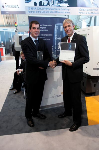 Übergabe des Fritz Studer Award 2011 durch Fred Gaegauf, Geschäftsführer Fritz Studer AG, rechts an den Gewinner Herrn Dr. Josef Mayr vom ITW der ETH Zürich. (Bild: Fritz Studer AG)
