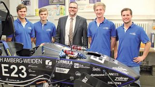 Gemeinsam entwickelten sie die neue Konstruktion des Fahrwerksstabilisators (v.l.): David Bürner, Philipp Hagn, Rudolf Buchner, Dominik Neuhardt und Thomas  Faltermeier. (Bild: Igus)