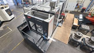 Auf der HEC 800 5X MT lassen sich Bauteile mit 1100 mm Länge spannen und mit einem entsprechenden Werkzeug von einer Seite durchbohren. (Bild: Ralf Baumgarten)