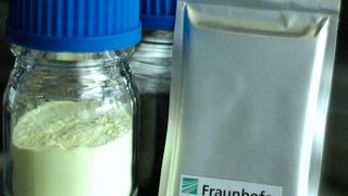 So sehen die Prototypen von Batteriezellen der nächsten Generation aus. Sie werden am Fraunhofer IWS im Team von Dr. Holger Althues entwickelt. Im Rahmen des BMBF-geförderten Projekts „MaLiBa“ wird die generische Lithiumanodentechnologie für Lithium-Schwefel-Batterien hoher volumetrischer Energiedichte eingesetzt. Rekordwerte von über 400 Wh/kg in Sachen spezifischer Endergie sind laut Angaben der Forscher bereits erreicht worden – 150 Wh/kg mehr als die bisher besten ihrer Art. (Fraunhofer IWS)