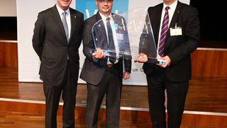 Marc Pauwels (Krehl&Partner), Leiter Fachbereich Value Management beim VDI (links) und Michael Stoschek, Vorsitzender der Gesellschafterversammlung der Firma Brose (rechts), überreichen Wolfgang Weimer von Waldner Laboreinrichtungen GmbH & Co. KG den VDI-Innovationspreis Wertanalyse/Value Managment. (Bild: Daniel Löb)
