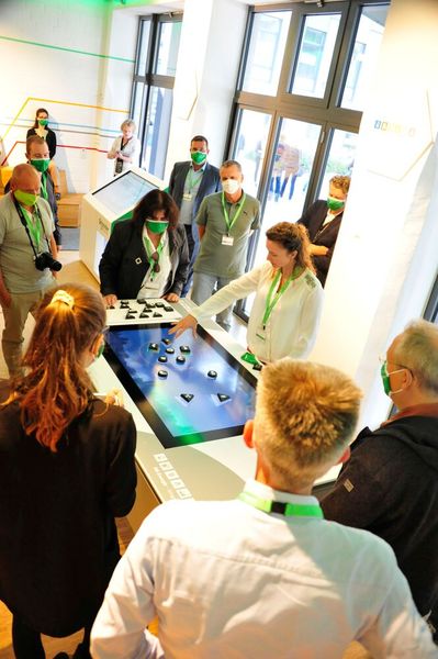 Besuchern wird anschaulich gemacht, was das Energienetz der Zukunft bedeutet. Hier wie ein Micro Smart-Grid-Controller die Energieflüsse innerhalb des Campus-eigenen Netzes kontrolliert und für Energieeffizienz sorgt.  (Bild: Schneider Electric)