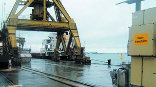 Ein flexibler Anschluss von Krananlagen sorgt für schnelle Be- und Entladung der Schiffe, wie hier im Seehafen Stralsund. (Archiv: Vogel Business Media)
