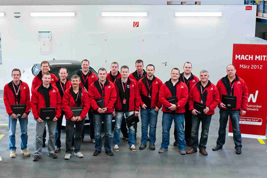 15 Teilnehmer kämpften beim Kia Skill Cup 2012 um den Titel des besten Kia-Mechatronikers in Deutschland.  (Foto: Kia)