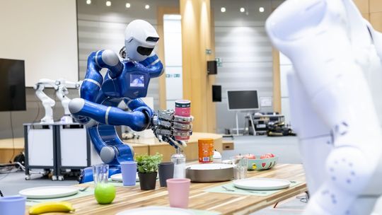 Die Forschenden im euROBIN-Netzwerk arbeiten daran, dass künftig auch verschiedene Robotern zusammenarbeiten können. Bei der gemeinsamen Aufgabe „Frühstückstisch abräumen“ hier agieren insgesamt vier verschiedene Roboter jeweils selbstständig, unter „Rücksichtnahme“ der anderen Roboter.(Bild:  DLR (CC BY-NC-ND 3.0))